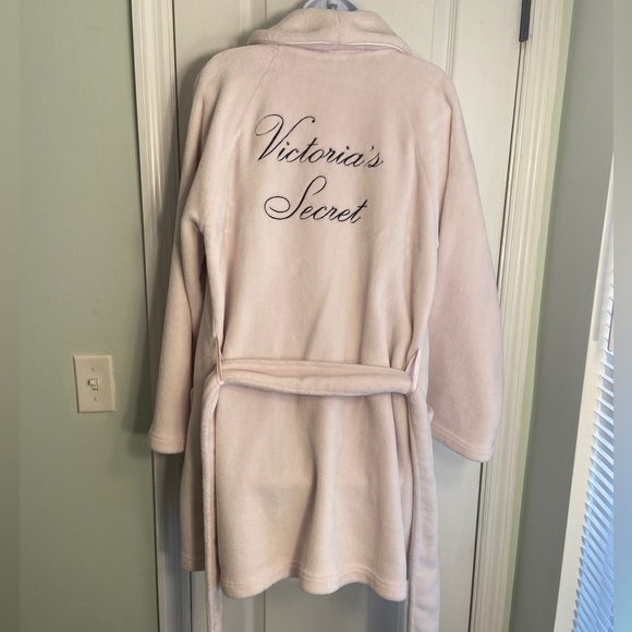 Victoria's Secret Intimates & Sleepwear Victoria Secret Light Pink Cozy Plush Short Robe W